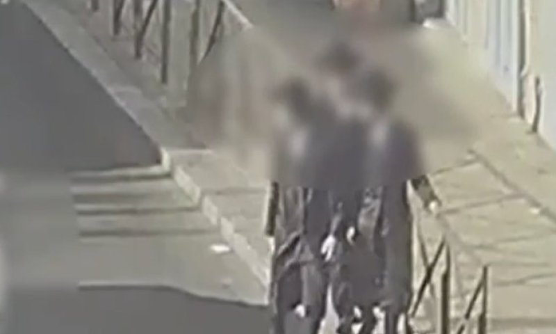 חשד לתקיפה גזענית בירושלים: נהג השליך כוס קפה לעבר חרדים ונעצר