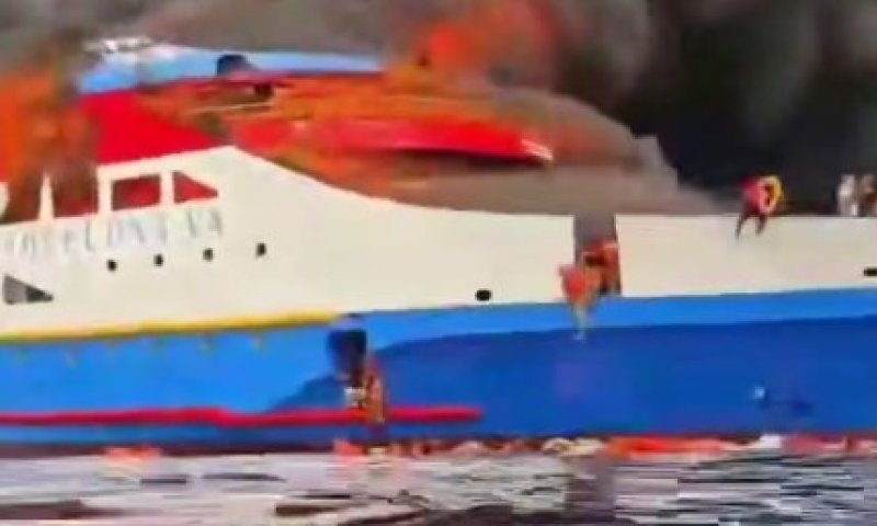 דרמה ימית באינדונזיה: ספינת נוסעים עלתה באש, מאות קפצו למים