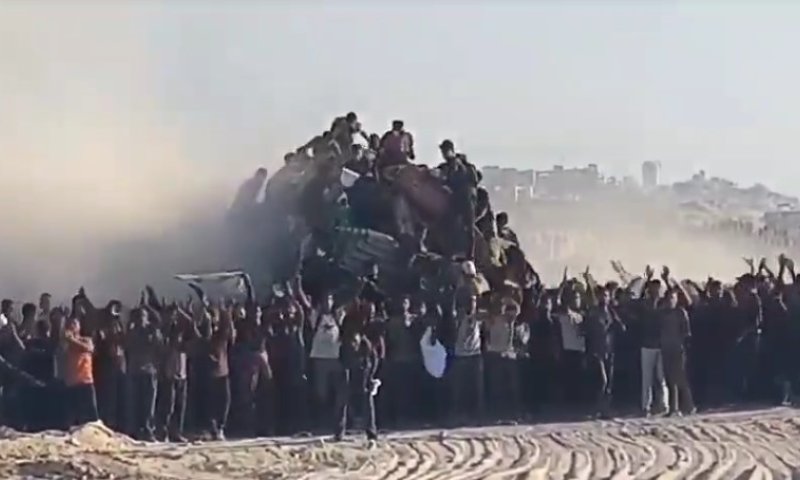 תיעוד חריג: מאות אזרחי עזה מריעים ומוחאים כפיים ללוחמי צה"ל