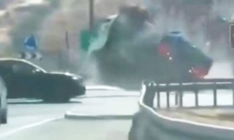 תיעוד: נהג המשאית מאבד שליטה ומתהפך