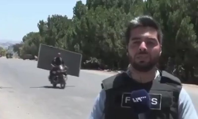 נתפס בעדשת המצלמה: רוכב אופנוע גונב לוח סולארי