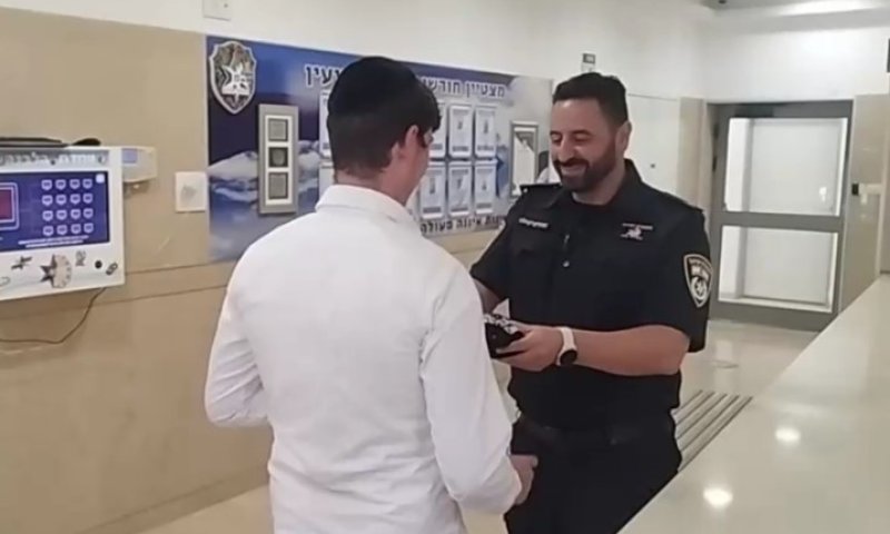 מרגש: חרדי איבד תפילין בעלות ערך &ndash; השוטרים נחלצו לעזרתו ומצאו אותן
