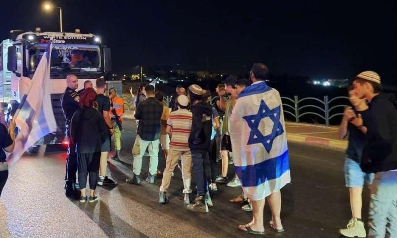 "לא יכולים לעמוד מנגד": משפחות חטופים חסמו משאיות סיוע לחמאס ברחבי הדרום