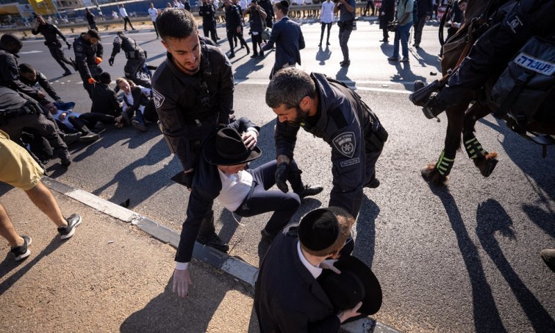 הסתיימו הפגנות 'הפלג': שוטרים תועדו דורכים על ראשי המפגינים, המפכ"ל הורה על בדיקה
