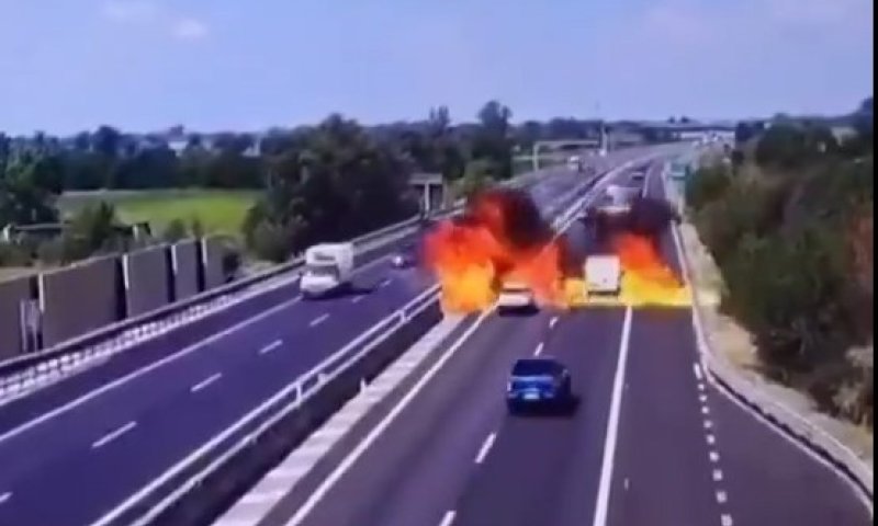תיעוד מטורף: מטוס התרסק לתוך הכביש המהיר &ndash; רכבים דהרו לתוך האש