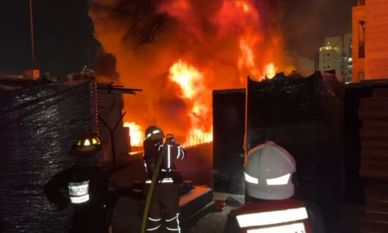 שריפה פרצה בחנות אופניים: האירוע הוגדר כמורכב בשל הסוללות שבמקום | לכודים חולצו