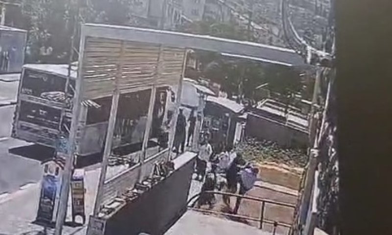 המצלמות תיעדו: צפו ברגעי התקיפה של הנהג בטבריה - שניים נוספים נעצרו