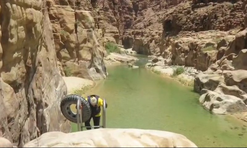 כרמלי בנחל ארנון: תיעוד מרהיב מתוך המים השוצפים