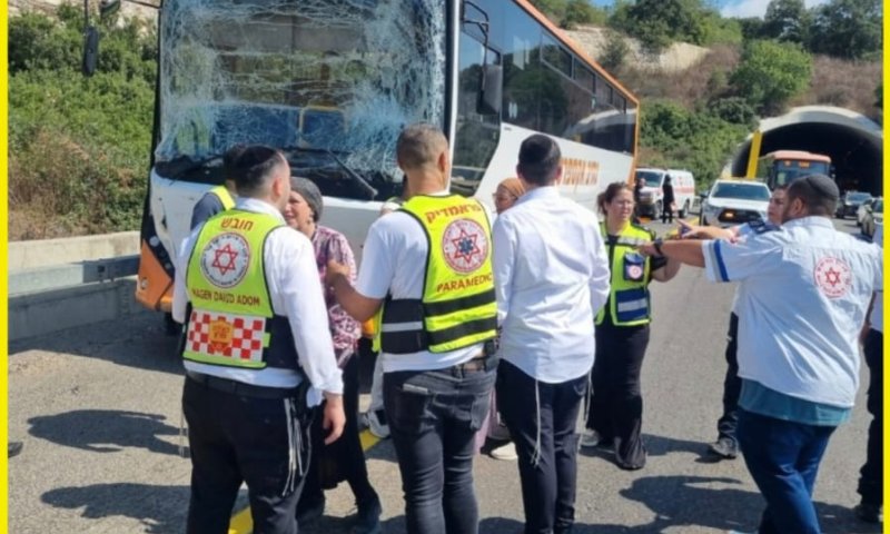 13 נפגעים בתאונה בין 2 אוטובוסים לרכב פרטי