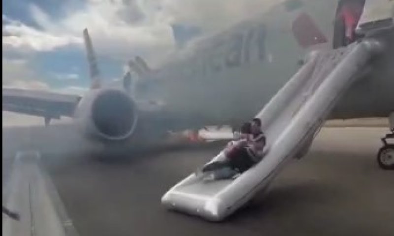 גלגל המטוס עלה באש: הנוסעים פונו במגלשות חירום &bull; צפו