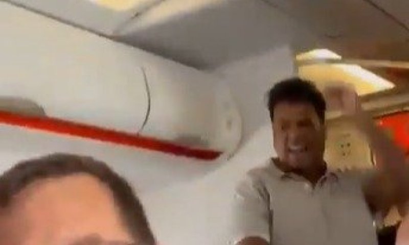 איים שיש פצצה במטוס וצעק ״אללה אכבר״: לא תאמינו איך הגיבו הנוסעים | צפו