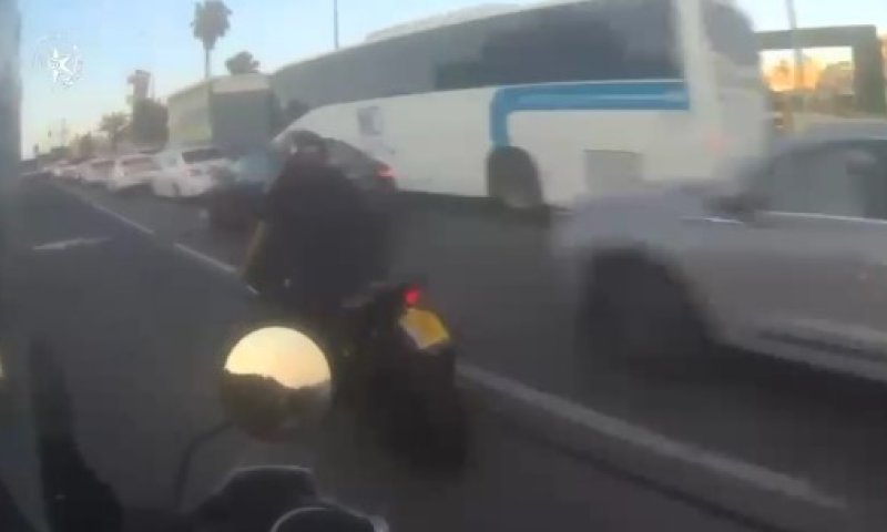 מצלמות הקסדה תיעדו: מרדף דרמטי אחר חשוד שנסע בפראות 