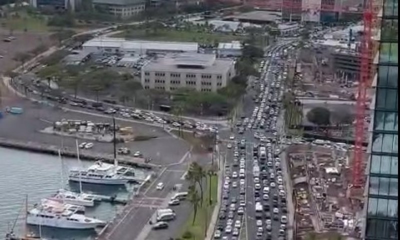 כוננות עולמית: גלי הצונאמי הגיעו לרוסיה, הים בהוואי נסוג | צפו בתיעודים