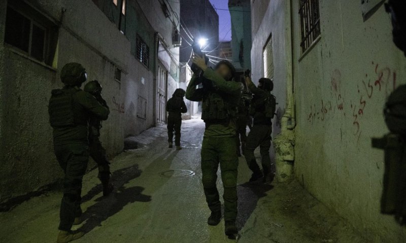 16 מבוקשים נעצרו הלילה ברחבי יו״ש - בהם חשודים ביידוי אבנים לעבר אזרחים