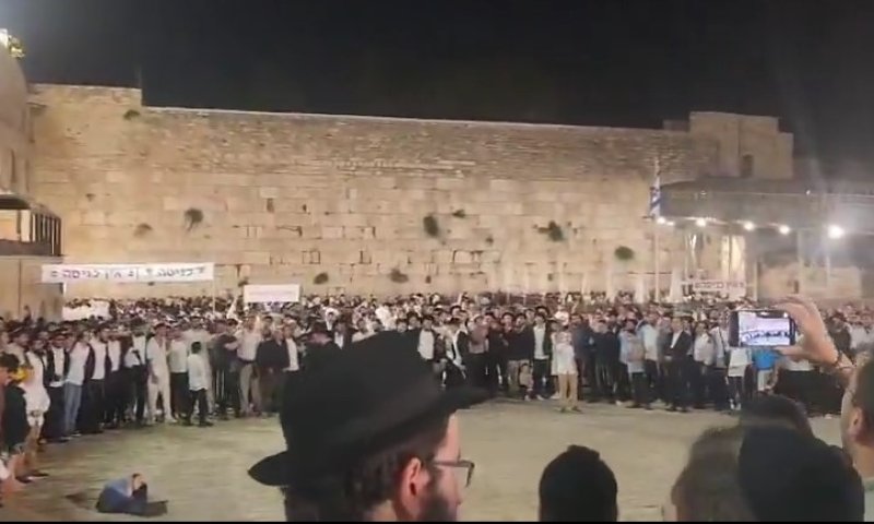 אחדות מרגשת: אלפי מתפללים בשירת "ענווים הגיע זמן גאולתכם"
