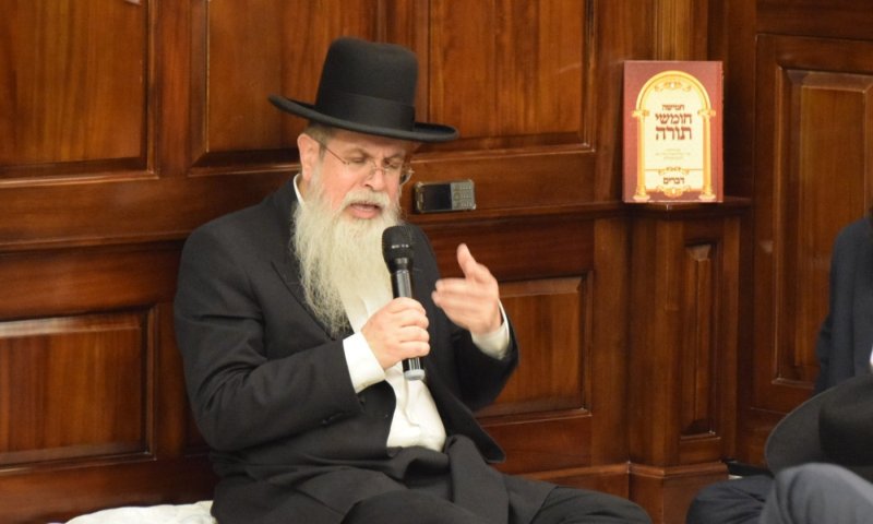 הגר"ש לוי בשיחתו אמש: "שכחנו את אבא!! איך אפשר להתפלל עם מכנס קצר ובגדים רטובים?"