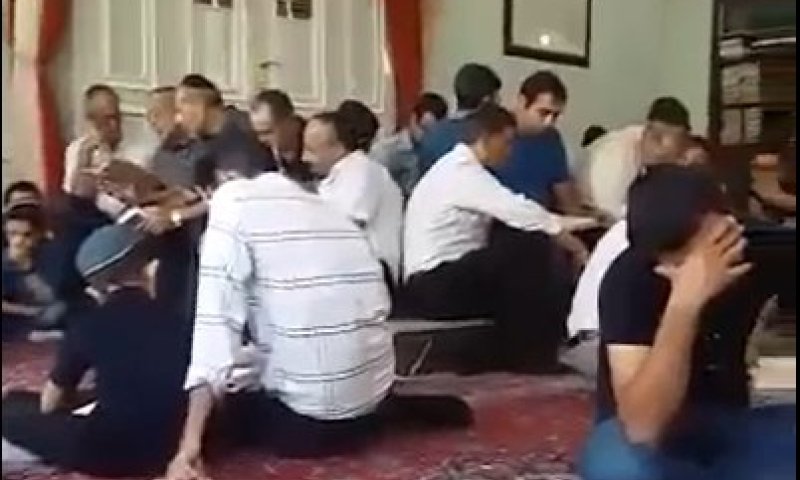 תשעה באב בטהרן: יהודי איראן באמירת קינות בבית הכנסת המרכזי