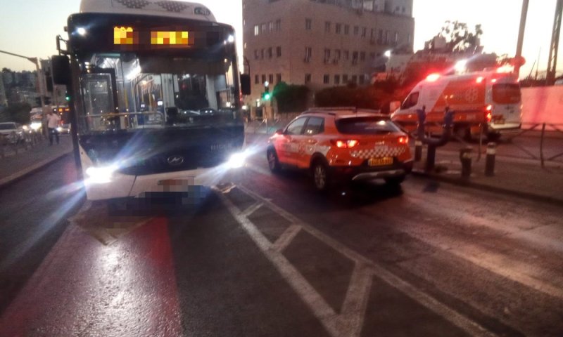 בן 50 נפגע מאוטובוס בירושלים - מצבו בינוני