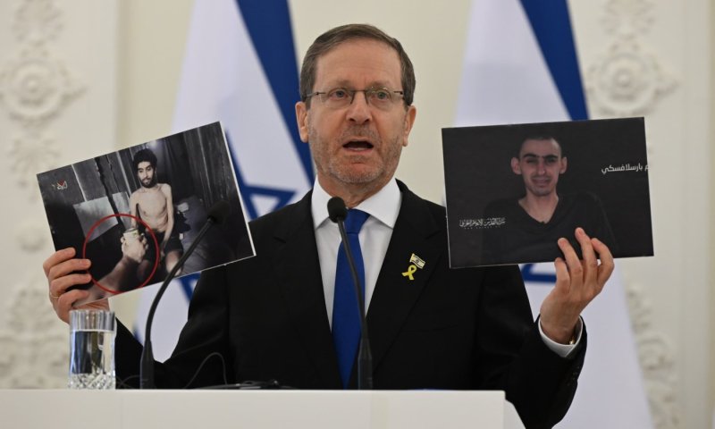 בביקור בליטא: הנשיא הציג את תמונותיהם של אביתר ורום מהשבי