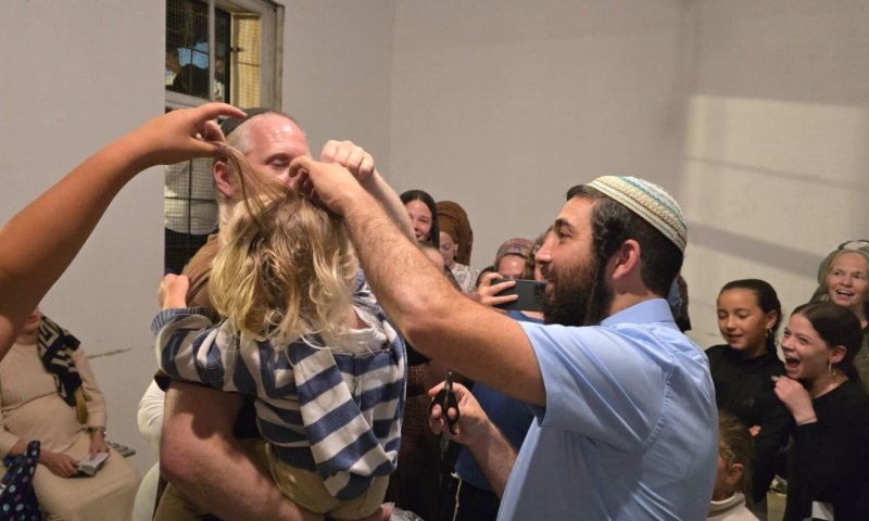 מעמד מרגש בקבר יוסף: אלפי מתפללים, שמחת חלאקה וקריאות להשבת החטופים והחיילים