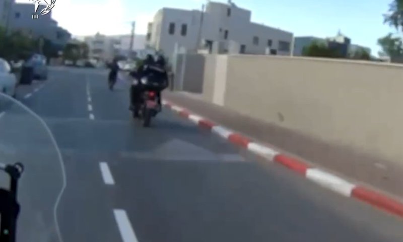 תיעוד מהמרדף: בן ה-15 רכב בפראות בלי רישיון ובלי קסדה
