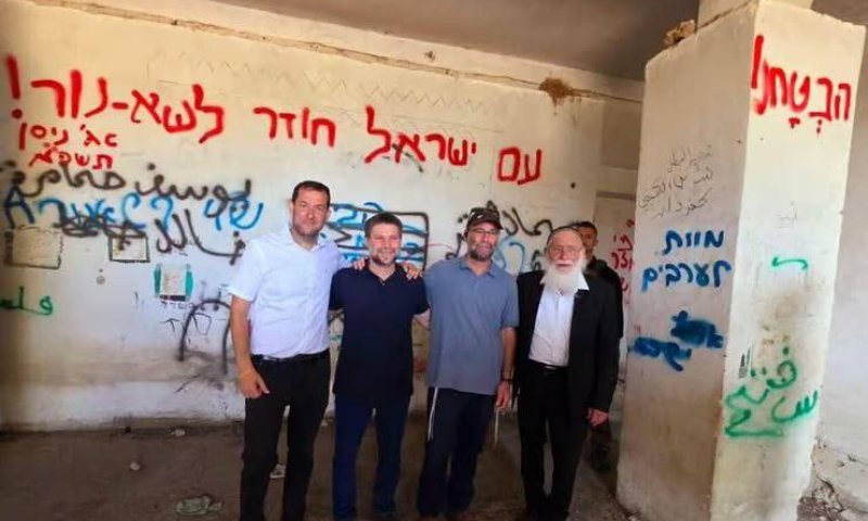 מבוכה לסמוטריץ&rsquo;: הצטלם לצד גרפיטי &ldquo;מוות לערבים&rdquo; - ונאלץ להתנער 