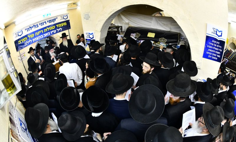 דריכות והתרגשות לקראת מעמד הישועות הנורא לזיווגים הלילה בעמוקה