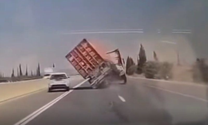 תיעוד מכביש 7: נהג המשאית מאבד שליטה ומתהפך