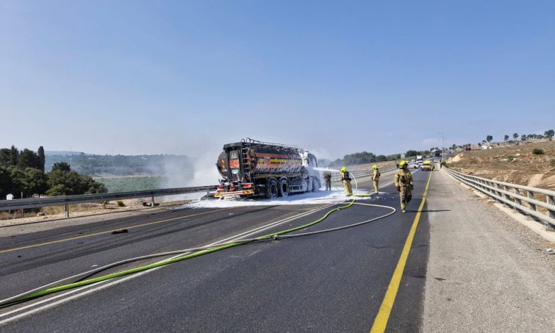 תאונת דרכים במחלף המוביל: משאית דלק עלתה באש