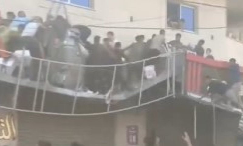 מרפסת עמוסה בתושבים קרסה בעזה לאחר שהוצנח עליה סיוע מהאוויר