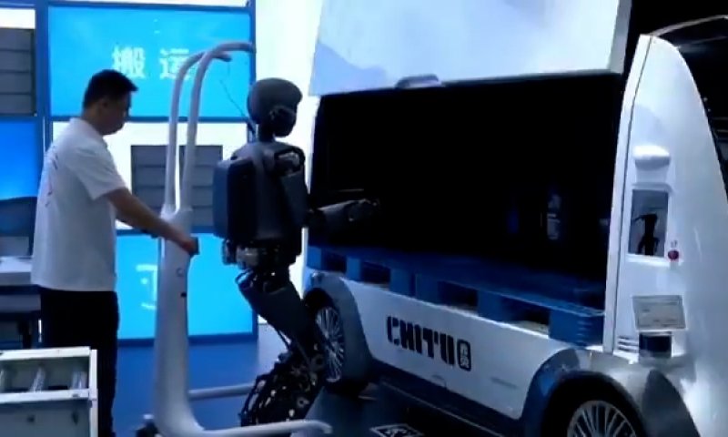 העתיד כבר כאן: סין פותחת קניון לרובוטים דמויי אדם