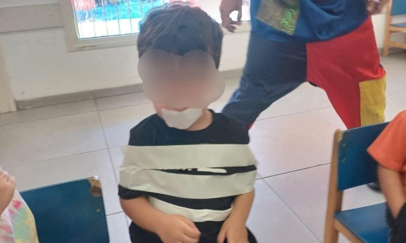 ילד קשור לכיסא במעון - הגננת הסבירה שהדבר נעשה "בצחוק"