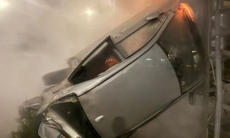 גנב רכב, ברח והתנגש בעמוד, השוטרים חילצו אותו מהרכב הבוער