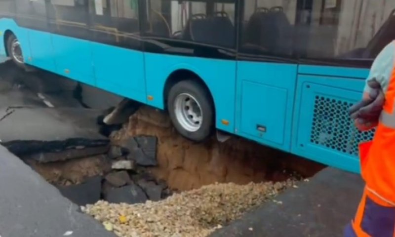 גשמים עזים ברוסיה: אוטובוס נתקע מעל בולען, הנוסעים ניצלו