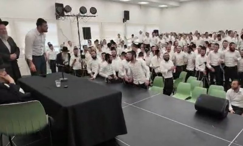 מול המנהיג: בחורי סלבודקה שרו 'בשלטון הכופרים אין אנו מאמינים'