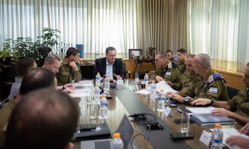 אחרי המתיחות: כ"ץ וזמיר נפגשו בקריה. צה"ל פיזר כרוזים לא שגרתיים בעזה