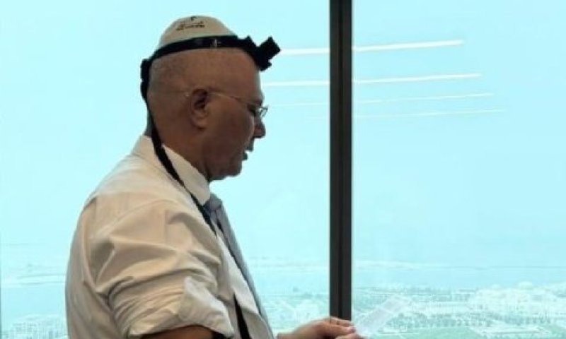 זעם באמירויות: תמונת השגריר עם תפילין עברה על נהלי הביטחון