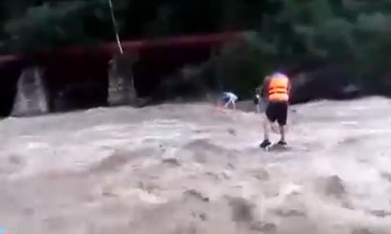 מבצע חילוץ דרמטי בסין: שוטרים הצילו שבעה בני אדם משיטפון פתאומי
