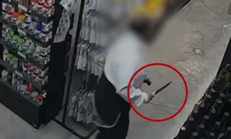 אלימות חמורה בשכונה החרדית: עובד תקף לקוח עם סכין ומד פלס לעיני בנו הפעוט &bull; תיעוד