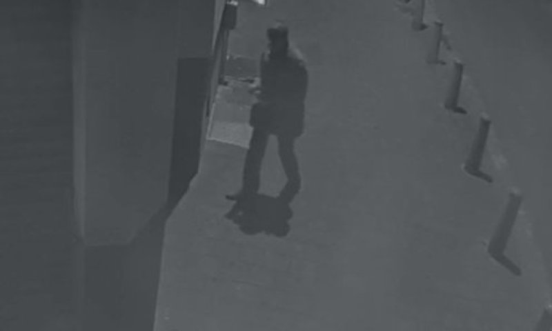 צפו בתיעוד: אנטישמי חורט כתובת נאצה על בית הכנסת המרכזי