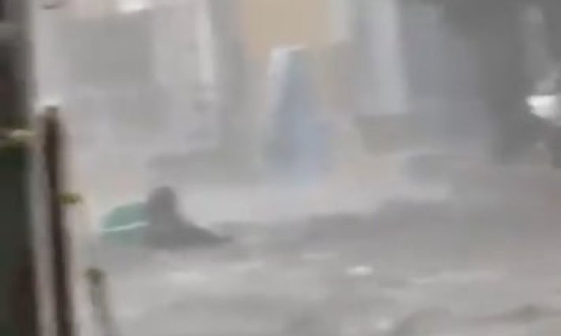 הצפות במקסיקו: נהג משלוחים נאבק במים