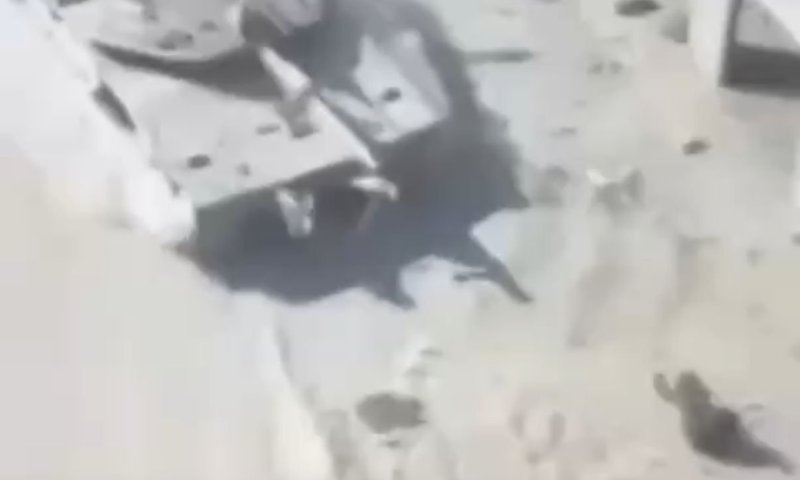 הפשיטה על המוצב: תיעוד - טנק דורס את אחד המחבלים