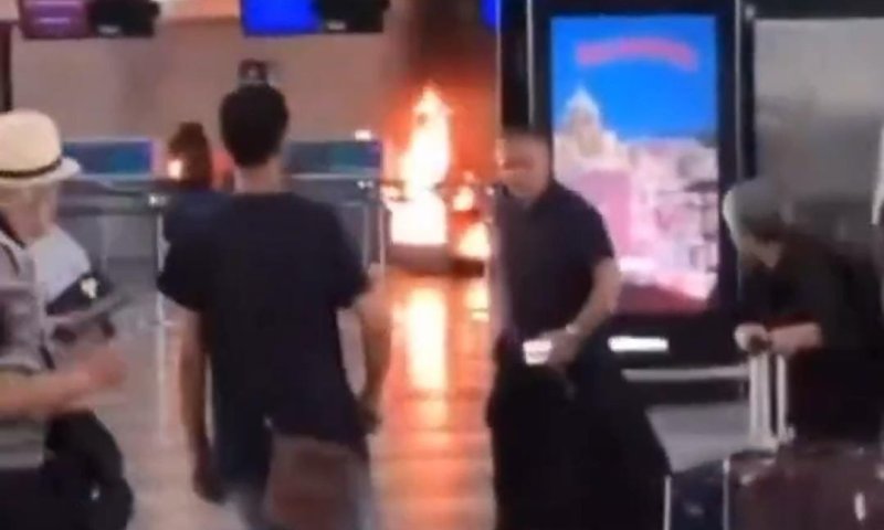 נוסע שרף את הצ'ק-אין שבשדה התעופה  ופגע בדלפקים עם פטיש | צפו