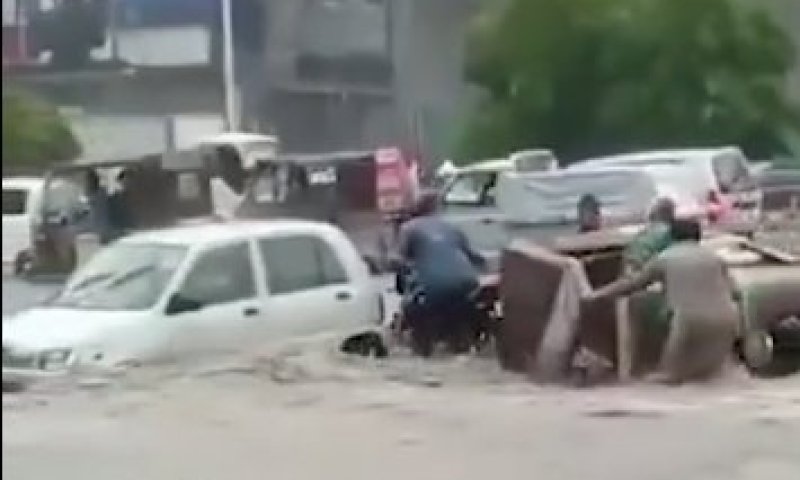 שכונות הפכו לאגמים: הצפות ענק בפקיסטן
