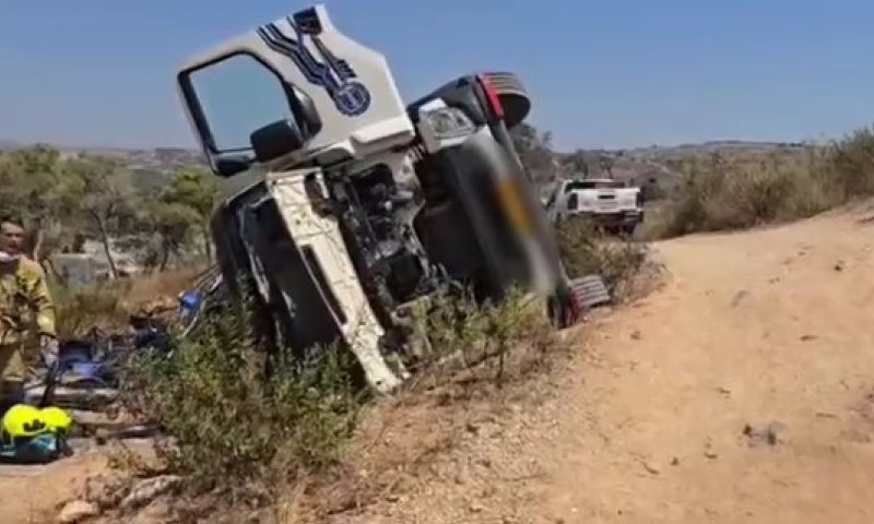 צפו בתיעוד: הלוחמים מחלצים נהג מתוך משאית הפוכה
