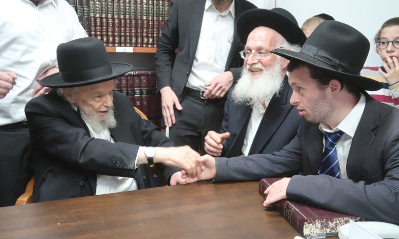 החלה כתיבת ספר תורה לזכות תלמיד בכולל ''אוצרות התורה''