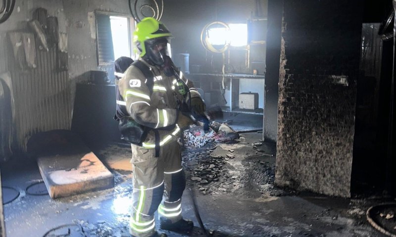 צפו: שלושה לכודים, בהם ילדים, חולצו משריפה 