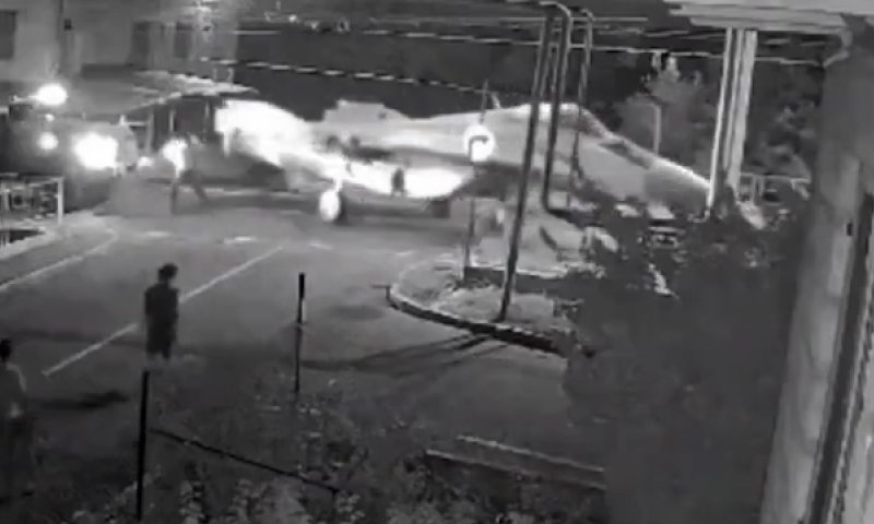 תאונה חריגה בארמניה: מטוס קרב "מיג-29" השתחרר ממשאית 