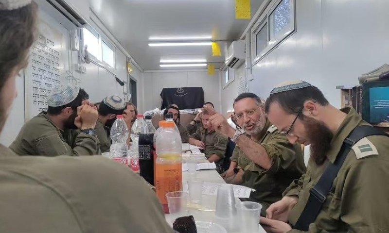 אלול בעזה: ראש הישיבה העביר שיעור - הקצין התפלא