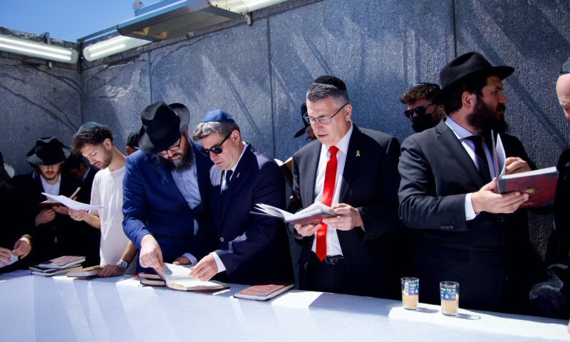 התפלל באוהל הרבי מחב"ד: השר סער: "רוצים לכפות עלינו מדינה פלסטינית"